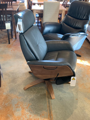 Hjort Knudsen 7608 Balance Swivel Recliner Medium - showroom model