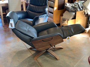 Hjort Knudsen 7608 Balance Swivel Recliner Medium - showroom model