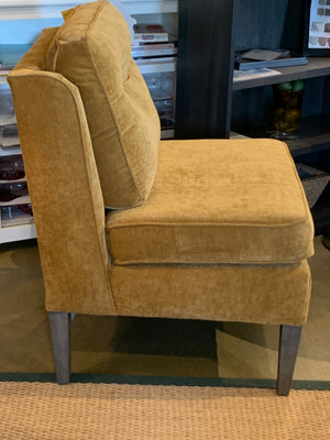 Cozy armless chair in Stain-protected fabric - Showroom Models